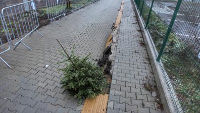 Щетите за пропадналия тротоар ще са за сметка на фирмата изпълнител (+снимки)