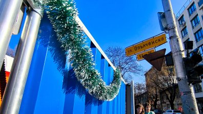 Коледни гирлянди украсиха ремонта на "Опълченска" (СНИМКИ)