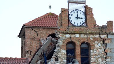 Страх в Гърция от нови трусове и затягане на мерките срещу коронавируса