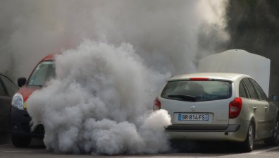 Автомобилните производители отделят значително повече вредни емисии от петролните гиганти
