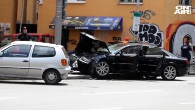 Две коли се блъснаха в София, свалиха контактна мрежа на градския транспорт