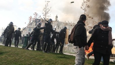 Бунтът във Франция ескалира: Палежи, схватки с властите и блокади