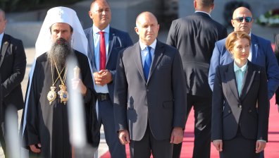 Радев и Българският патриарх Даниил положиха венци пред Паметника на Незнайния воин