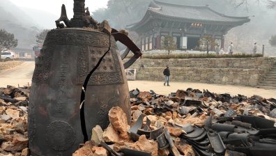 Хиляди пожарникари се борят с пламъците в Южна Корея, жертвите са най-малко 18