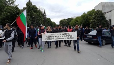 Полицаи пострадаха при снощния протест в Раднево