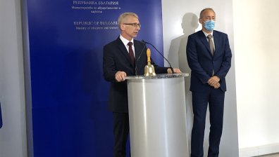 Новият просветен министър пое поста от Вълчев и обяви за матурите
