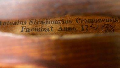 Украинец опитал да изнесе цигулка "Страдивариус" за България