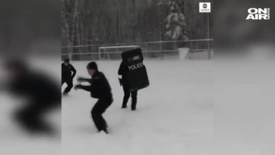 Полицаи се включиха в битка със снежни топки