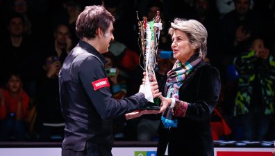 Лечева връчи купата след демонстративната среща между звездите на снукъра Рони О'Съливан и Джими Уайт