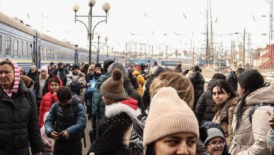 Отчаяни украинци се струпват на жп гарите, други атакуват руска техника