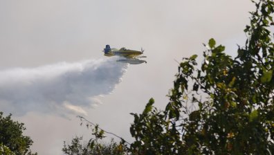 Шведските самолети и един хеликоптер гасят огъня край Сунгурларе (ВИДЕО)