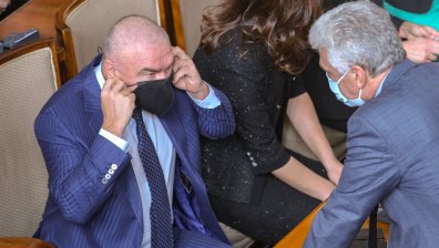 Спорове по време на извънредното заседание на парламента