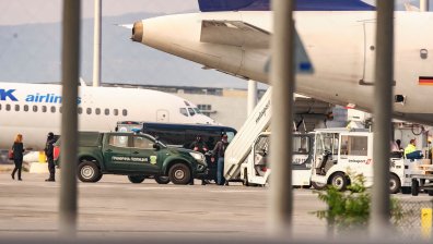 Самолет с 20 депортирани мигранти пристигна в България