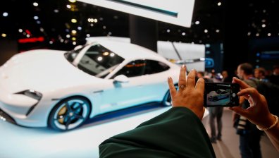 Porsche започва да продава колите си и онлайн