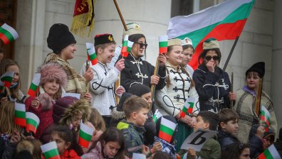Българският дух е жив: Над 200 деца рецитираха "Аз съм българче" в София