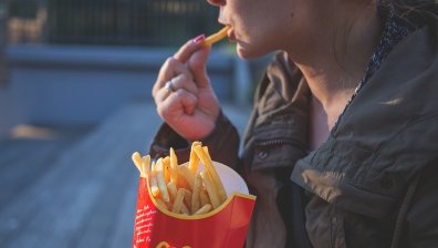 13% от хората са пристрастени към вредните храни и напитки, жените са по податливи