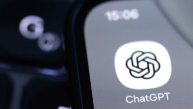 Надпреварата в AI сектора: Бизнесът масово бяга към евтини китайски модели