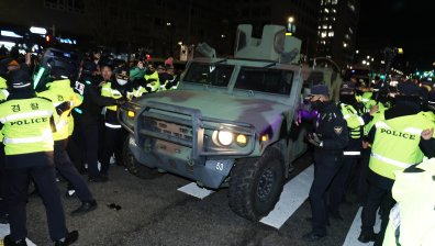 Президентът на Южна Корея изкара военните и вкара страната в тежка политическа криза
