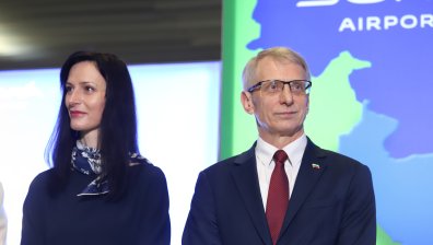 Край на чакането по опашки: Денков и Габриел посрещнаха първите Шенгенски полети