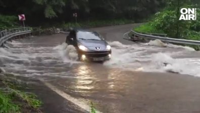 Опасно време в 8 области: Наводнение и паднали камъни затвориха "Петрохан"