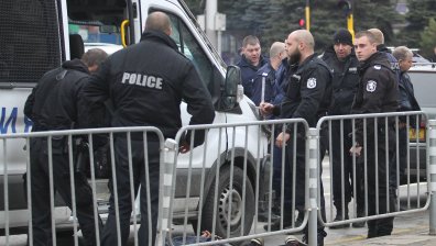 Полицаи окупираха Бяла Слатина, спират наред коли, претърсват адреси