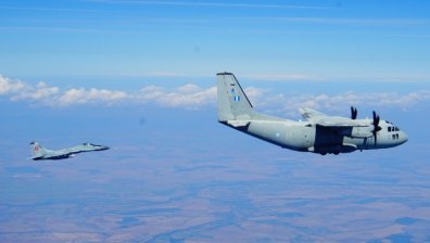 Гърция предаде на България самолет-нарушител като част от учение