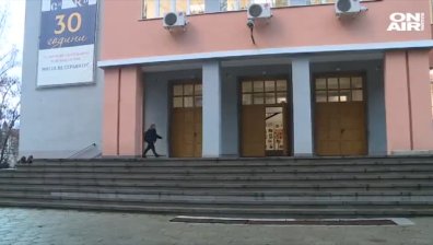 Испанската гимназия взе нещата в свои ръце и възстанови присъственото обучение