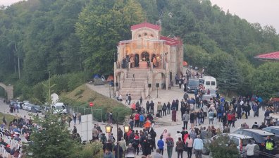 Стотици миряни посрещат Кръстовден с надежда, че Господ ще чуе молитвите им
