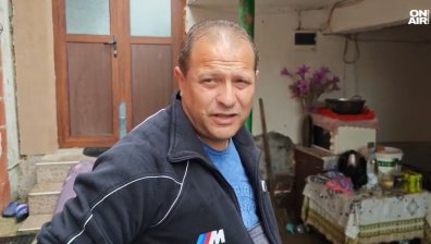 Жители на Севлиево разчистват домовете си след бедствието: "Имаше метър вода"