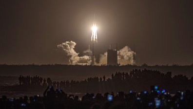 Китайски космически апарат ще донесе материал от Луната