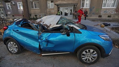 Ураганният вятър в София потроши 3 коли на столичанин и повали дървета в детски градини