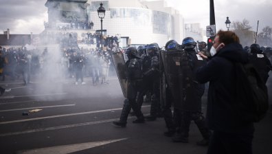 Десетки полицаи бяха ранени при масовите протести във Франция