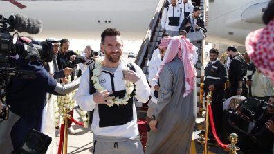 В Саудитска Арабия посрещнаха Меси с венец от бели рози