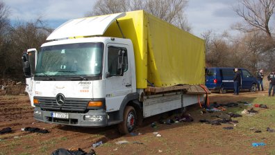 Гръцките власти задържаха издирвания за смъртта на мигрантите в камиона - ковчег