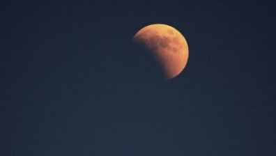 Сянката на Земята покри луната за час и 40 минути вчера