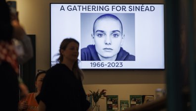 Шиниъд О'Конър е била тормозена от "нагла жена" и "сексуален хищник" преди смъртта ѝ