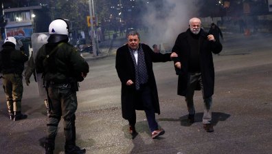 Предупредили за бомбата, избухнала пред Министерството на труда в Атина