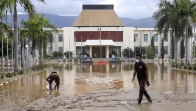Над 150 жертви и десетки изчезнали след наводненията в Индонезия и Източен Тимор