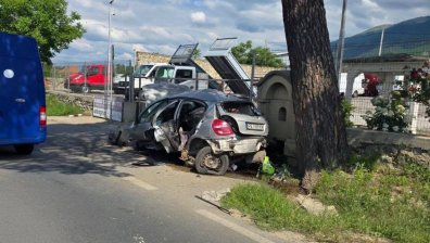 Трагедия на пътя Сопот - Карлово: 18-годишен загина след челен удар в насрещното