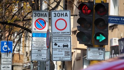 Раздадени са стотици безименни карти за безплатно паркиране в София