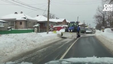Неадекватна работа на снегопочистващата фирма в Бургас. Шофьори тръгнали неподготвени