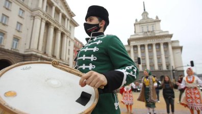 С танц под прозорците на МС ансамблите зоват за равнопоставеност