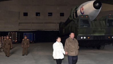 Ким Чен Ун показа дъщеря си за първи път