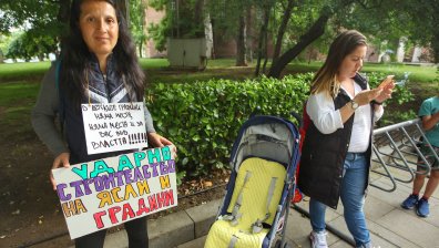 Места в градините и яслите няма, протести пред Столичната община - има