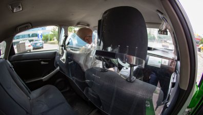 Плексигласови прегради в такситата между шофьора и пътниците