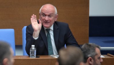 Главчев се похвали: Загасихме пожарите при земеделците, миньорите и енергетиците