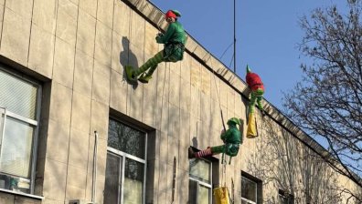 Приказни герои се спуснаха на въжета при малките пациенти в болница ИСУЛ