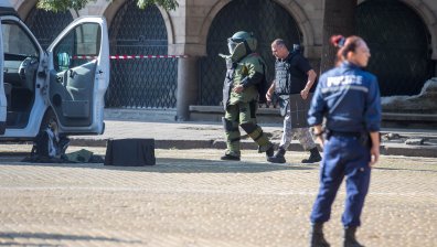 Сапьори обезвреждат съмнителен пакет до сградата на президентството (СНИМКИ)
