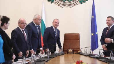 Кабинетът си пише отличен 6 за изборите, безработицата и връщането на държавата на границата