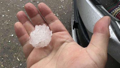 Читалището и храмът в село Кесарево са пред разруха след мощна градушка (ВИДЕО)